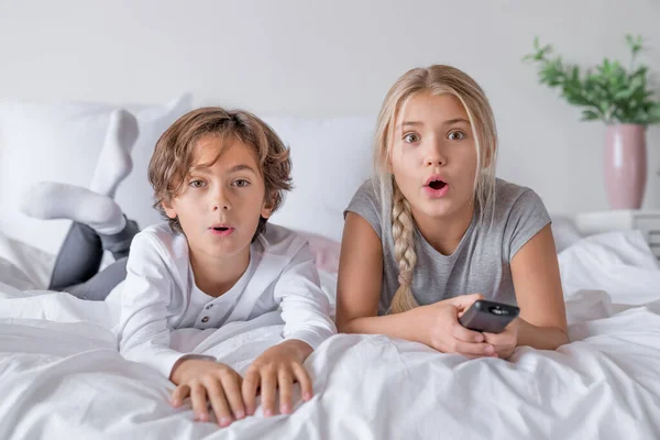 Aufregende Junge Und Mädchen Pyjama Liegend Schlafzimmer Hause Anschauen Film — Stockfoto