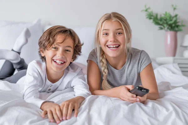 Niños Felices Pijama Acostados Dormitorio Casa Viendo Televisión — Foto de Stock