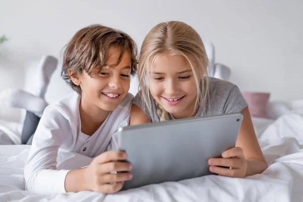 Lindos Niños Pequeños Con Tableta Digital Usando Internet Casa — Foto de Stock