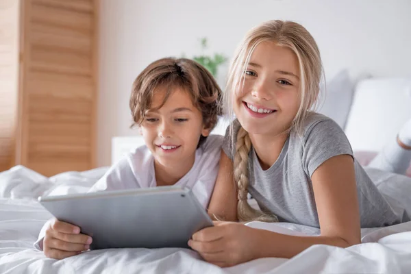 Lindos Niños Pequeños Con Tableta Digital Viendo Dibujos Animados Casa — Foto de Stock