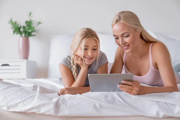 Gyönyörű Fiatal Boldog Kislánya Digitális Tablettát Használ Miközben Otthon Fekszik — Stock Fotó