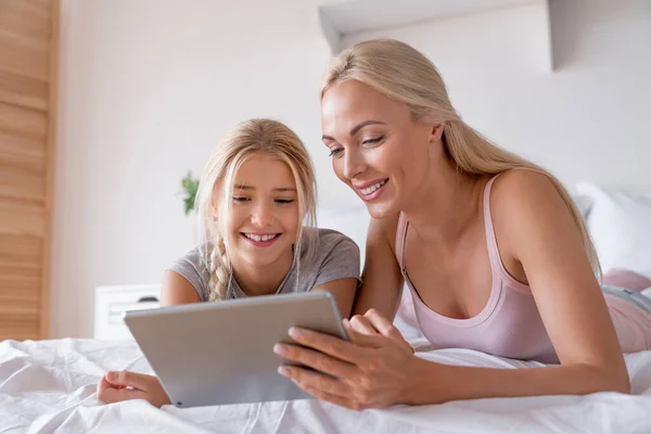 Boldog Kislánya Digitális Tablettát Használ Miközben Otthon Fekszik Ágyban — Stock Fotó