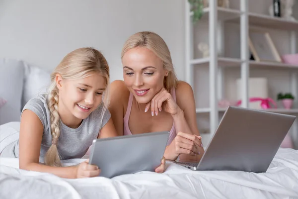 Happy Mother Laptop Daughter Lying Bed Looking Digital Tablet — Stock Photo, Image