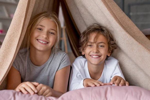 Feliz Chico Chica Sentado Fuerte Mantas Sonriendo Cámara — Foto de Stock