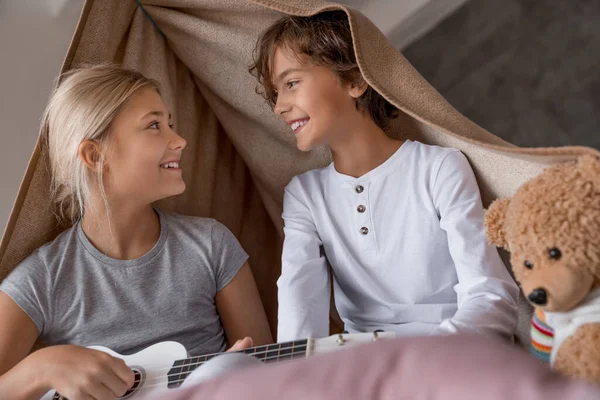 Niedliches Kleines Mädchen Spielt Mit Ihrem Bruder Einer Decke Auf — Stockfoto