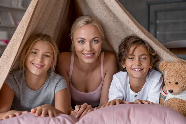 Glückliche Mutter Mit Ihren Kindern Die Auf Decken Liegen Und — Stockfoto
