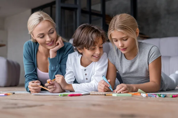 Niñera Ayudando Los Niños Hacer Los Deberes Tiempo Divertido Juntos — Foto de Stock