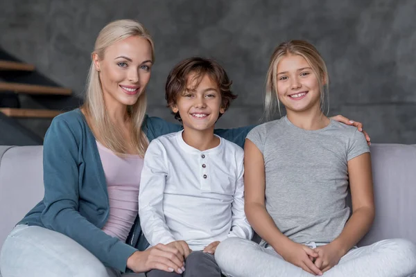 Mutter Mit Ihren Kindern Auf Sofa Sitzend Und Mit Digitalem — Stockfoto