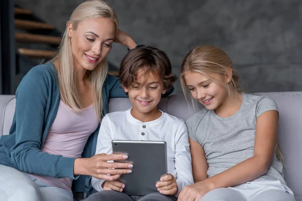 Mulher Alegre Com Seus Filhos Sentados Sofá Usando Tablet Digital — Fotografia de Stock