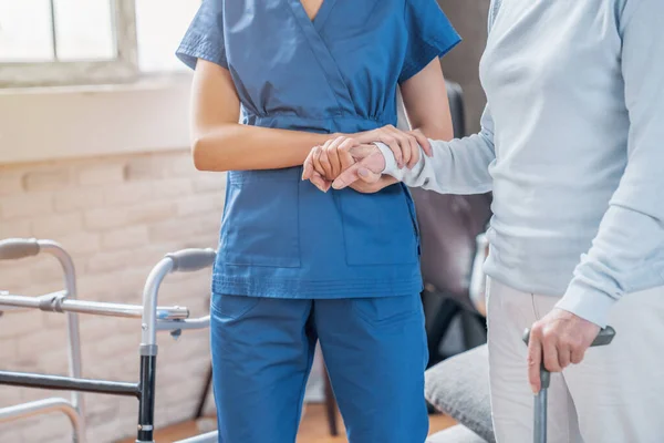 Gehakt Van Vrouwelijke Maatschappelijk Werker Helpen Senior Vrouw Lopen Met — Stockfoto