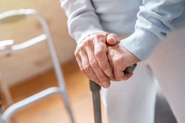 Close Van Senior Vrouw Handen Holding Wandelstok — Stockfoto