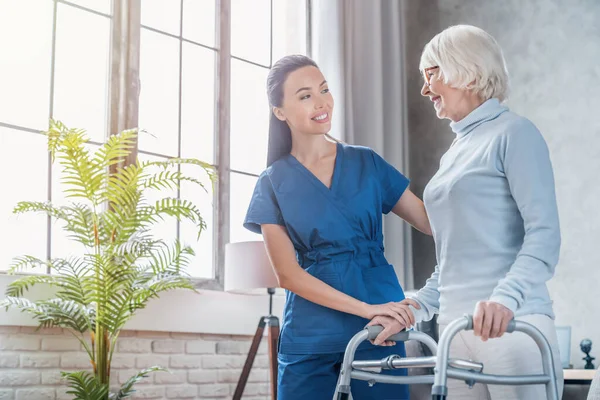 Jonge Vrouwelijke Maatschappelijk Werker Helpt Oudere Vrouw Lopen Met Walker — Stockfoto