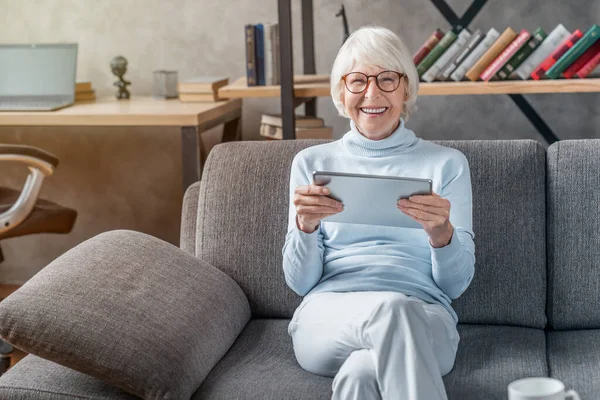 Retrato Mujer Madura Sonriente Usando Tableta Digital Sofá Casa — Foto de Stock