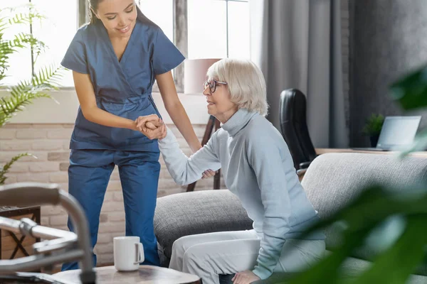 Professionelle Pflegekraft Kümmert Sich Ältere Frau Hause — Stockfoto