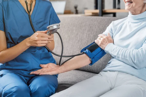 Imagem Recortada Assistente Médico Que Mede Pressão Arterial Feminina — Fotografia de Stock