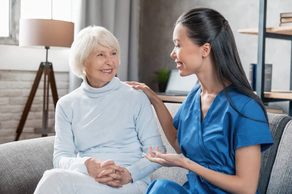 Krankenschwester Hilft Älteren Frau Hause — Stockfoto