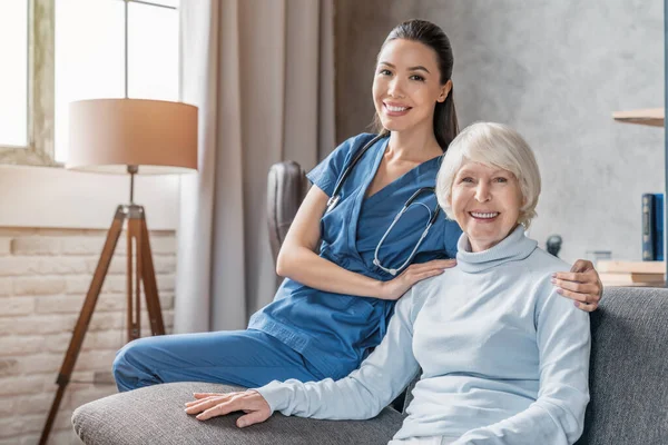 Retrato Anciana Feliz Con Enfermera Casa — Foto de Stock