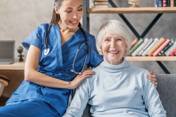 Retrato Mujer Anciana Feliz Con Cuidadora Femenina Interior — Foto de Stock