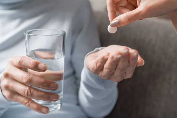 Perawat Peduli Memberikan Pil Untuk Wanita Senior Dengan Segelas Air — Stok Foto