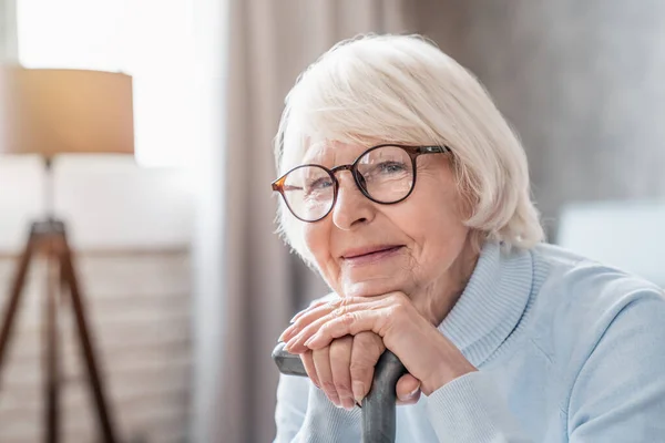 Primer Plano Mujer Madura Gafas Sosteniendo Caña Mientras Está Sentado — Foto de Stock