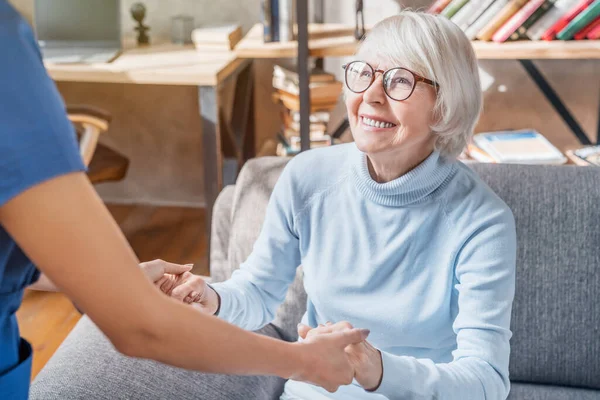 Beskuren Bild Kvinnlig Professionell Vårdgivare Hand Äldre Kvinna Hemmet — Stockfoto