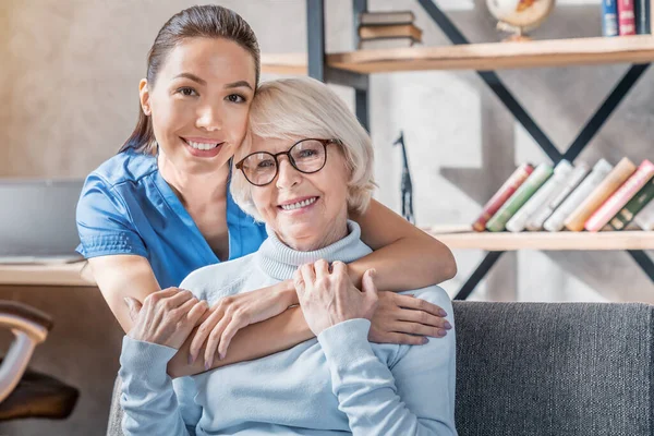 Retrato Una Cuidadora Abrazando Una Anciana Feliz Interior — Foto de Stock
