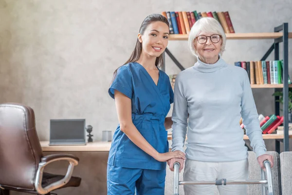 Portret Van Oudere Vrouw Ondersteunende Verpleegster Thuis — Stockfoto