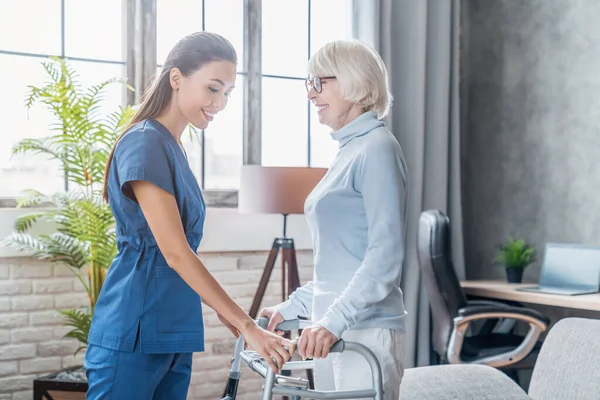 Asiatische Krankenschwester Hilft Seniorin Mit Rollator Hause Aufzustehen — Stockfoto