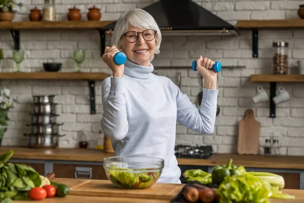 Mulher Idosa Feliz Com Halteres Cozinha Conceito Alimentação Saudável — Fotografia de Stock