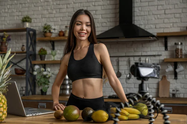 Femme Souriante Travaillant Sur Concept Blogueur Alimentaire Avec Des Fruits — Photo