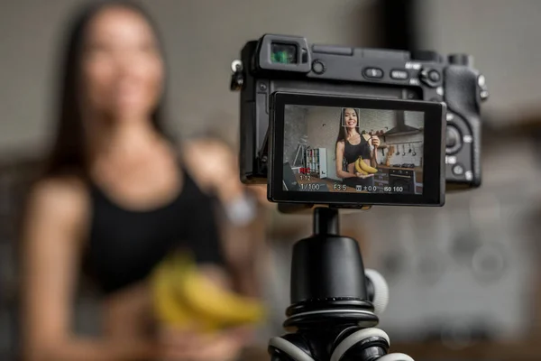 アジアの女性作るビデオのために彼女のブログ上で健康的な食事を使用して三脚搭載デジタルカメラ — ストック写真