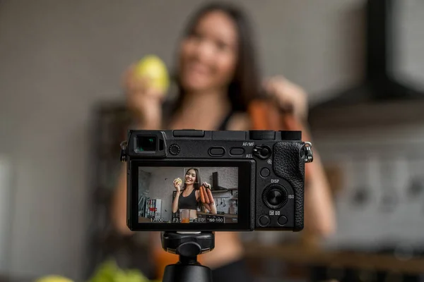 女性がビデオを記録しながら 果物や野菜を手に女性を示すカメラ — ストック写真
