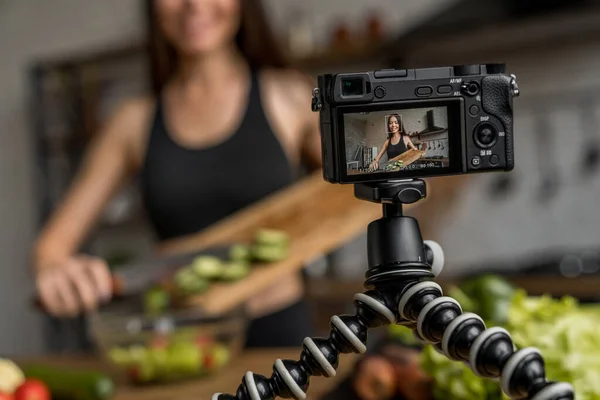 Wanita Ceria Memasak Salad Segar Dapur Dan Merekam Pelajaran Video — Stok Foto