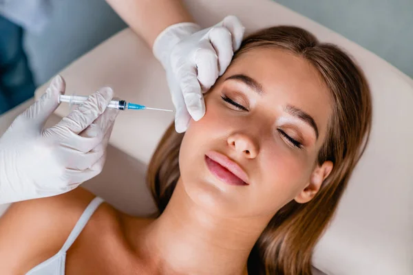 Jeune Femme Obtient Des Injections Beauté Faciale Dans Salon — Photo