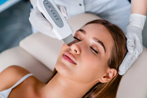 Mujer Joven Tratamiento Belleza Facial Por Ultrasonido — Foto de Stock