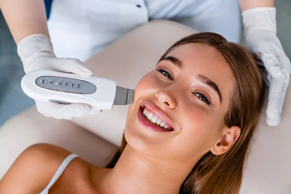Sonriente Mujer Caucásica Ultrasonido Tratamiento Belleza Facial — Foto de Stock