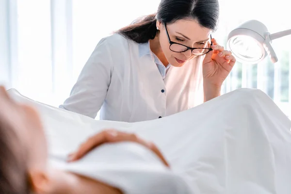 Mujer Paciente Silla Ginecológica Durante Chequeo Ginecológico — Foto de Stock