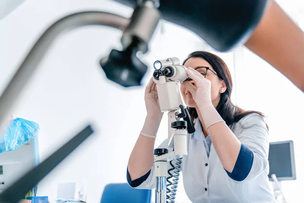 Nízký Úhel Pohledu Gynekologa Vyšetřuje Pacienta Gynekologické Židli — Stock fotografie