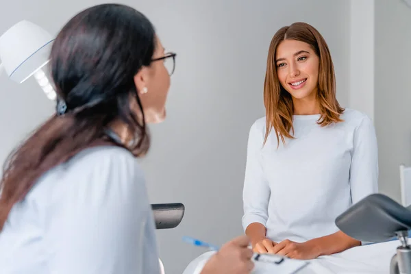 Gynecologist Talking Young Female Patient Medical Consultation Modern Clinic — Stock Photo, Image