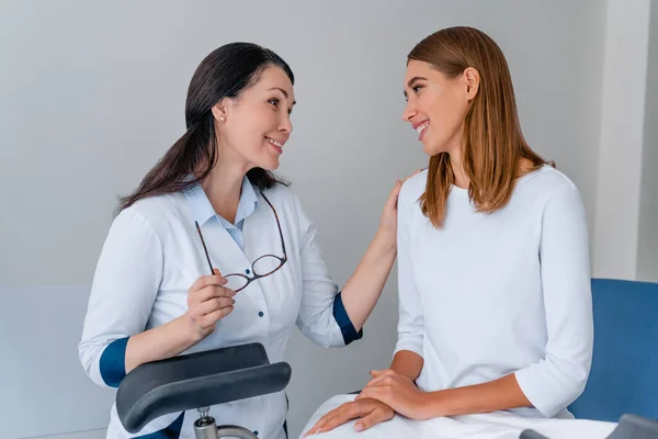 Jeune Patiente Avec Gynécologue Lors Une Consultation Dans Cabinet Médecin — Photo