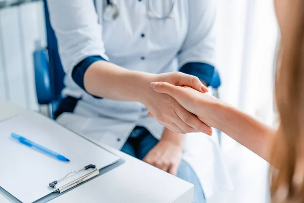 Nahaufnahme Einer Medizinerin Beim Händeschütteln Mit Einer Patientin — Stockfoto
