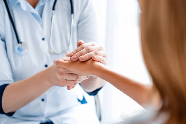 Primer Plano Del Médico Sosteniendo Mano Una Joven Hospital — Foto de Stock