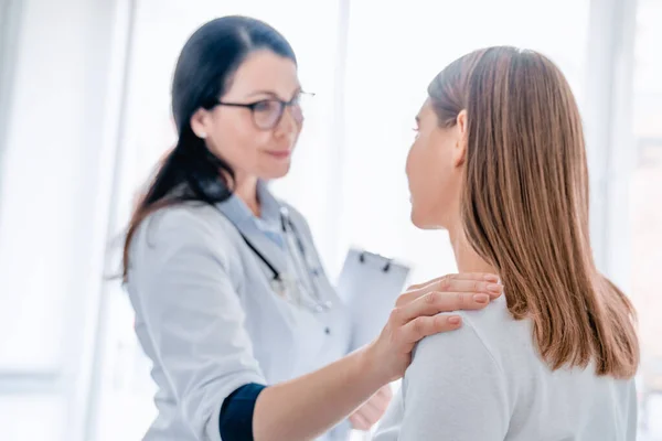 Médico Mujer Sosteniendo Mano Hombro Del Paciente —  Fotos de Stock