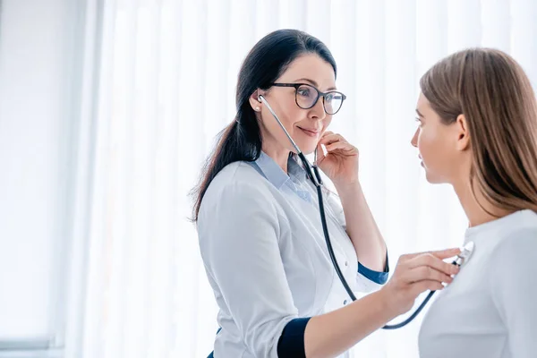 Médico Femenino Escuchando Los Pacientes Pecho Con Estetoscopio Hospital —  Fotos de Stock