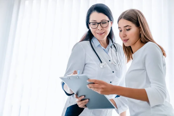 Mujer Doctor Paciente Mirando Tableta Juntos Discutiendo — Foto de Stock