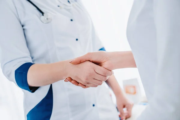 Primer Plano Mujer Médico Estrechando Mano Con Paciente — Foto de Stock