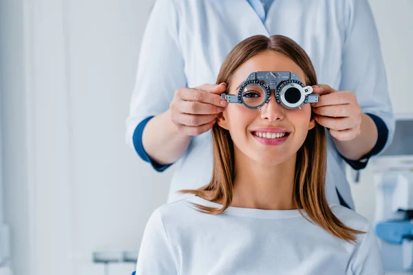 Optalmoloji kliniğinde kadın hasta görüş kontrolü yapıyor.