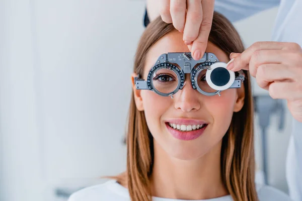 Detailní Záběr Lékaře Kontrolujícího Ženské Vidění Rámcem Studie Oční Klinice — Stock fotografie