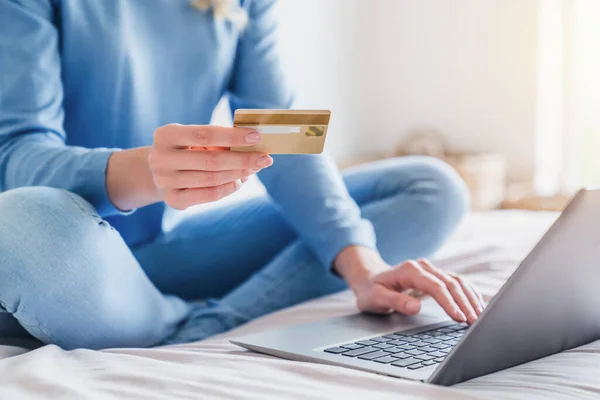 Close Woman Using Credit Card Payment Shopping Online While Sitting — Stock Photo, Image