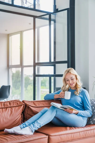 Vertical Shot Young Woman Home Sitting Sofa Relaxing While Reading — Stock Photo, Image